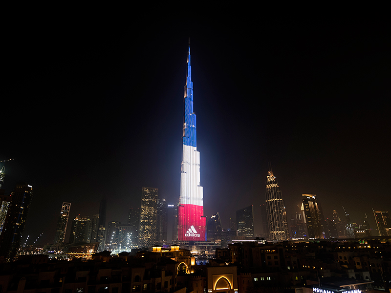 أديداس تصنع ذكريات كأس: تضيء برج خليفة خلال كاس العالم وتعرض حذاء محمد صلاح في متجر أديداس دبي مول